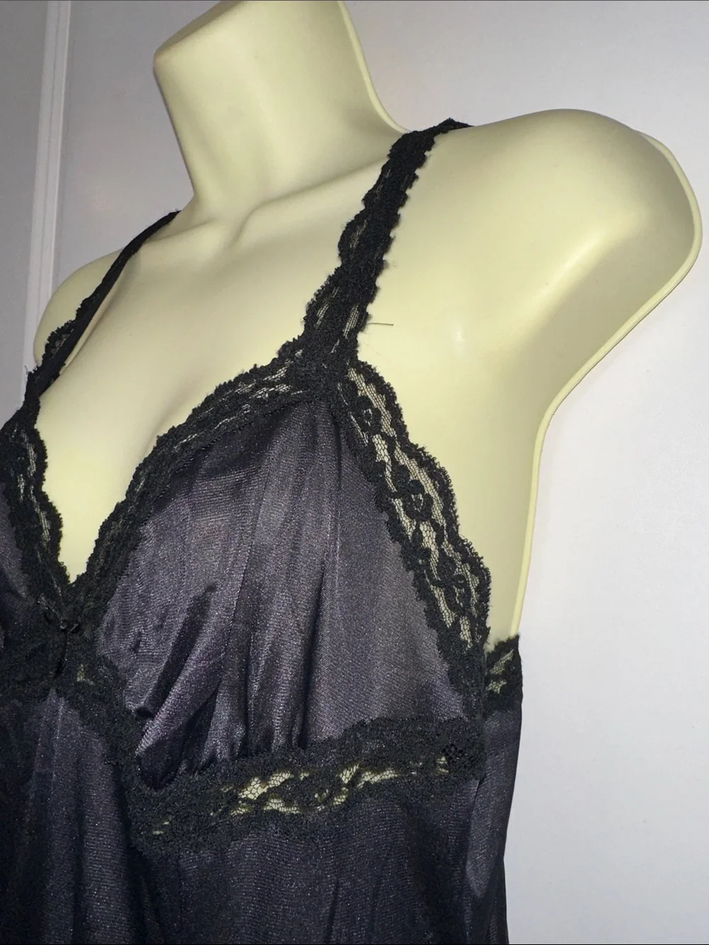 Vintage‎ 60s Olga Black Lace-Trim Nylon Slip Chemise - Picture 4 of 8